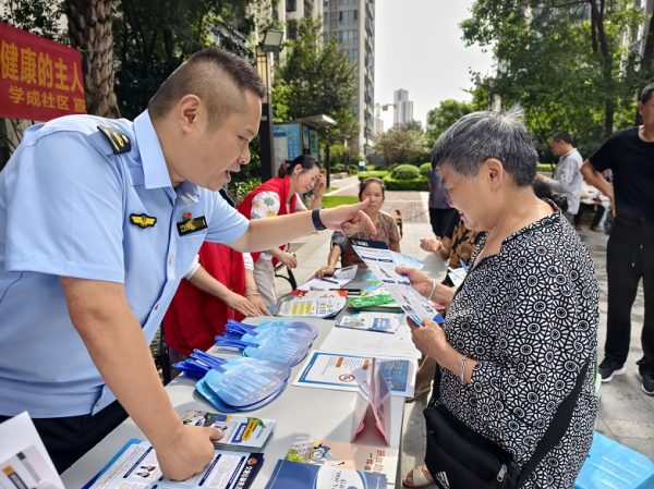交通运输执法高新区大队走进学成社区开展宣传活动
