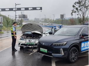 雨中车辆故障陷险境，交通执法救援保畅通